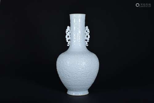 A CARVED WHITE-GLAZED VASE.QING PERIOD