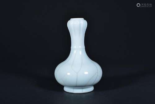 A GUANYAO-TYPE BOTTLE VASE.QING DYNASTY