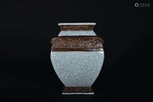 A GE-TYPE VASE.QING PERIOD