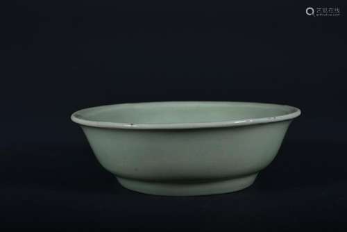 A CELADON-GLAZED BOWL.QING PERIOD