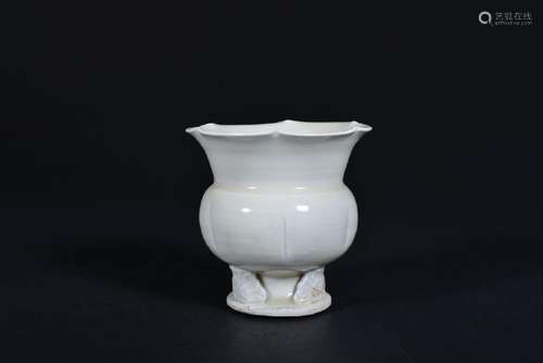 A WHITE-GLAZED VASE.TANG PEROD