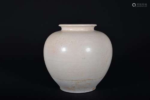 A WHITE-GLAZED JAR.TANG PERIOD