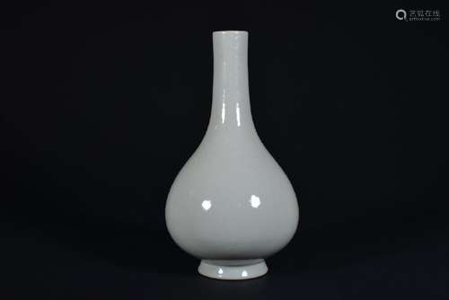 A CELADON-GLAZED BOTTLE VASE.QING PERIOD