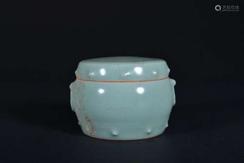 A CARVED LOANGQUAN-CELADON GLAZED BOX AND COVER.SONG