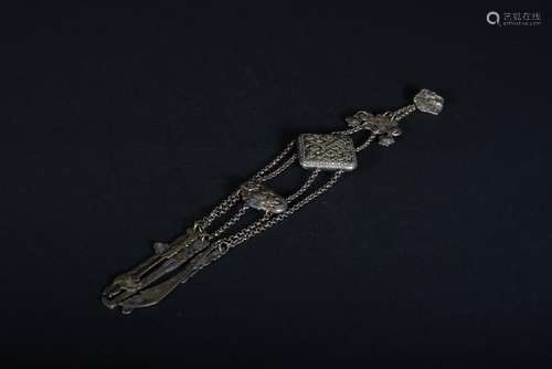 A CARVED SILVER NECKLACE.QING PERIOD