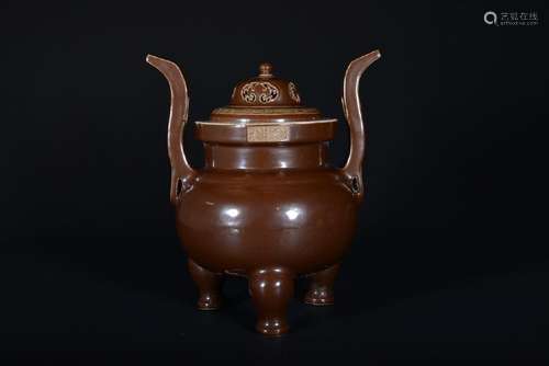 AN ARCHAISTIC BROWN-GLAZED CENSER AND COVER.QING PERIOD