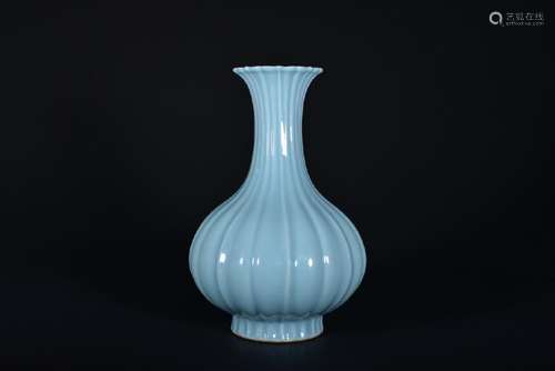 A CELADON-GLAZED VASE.QING PERIOD