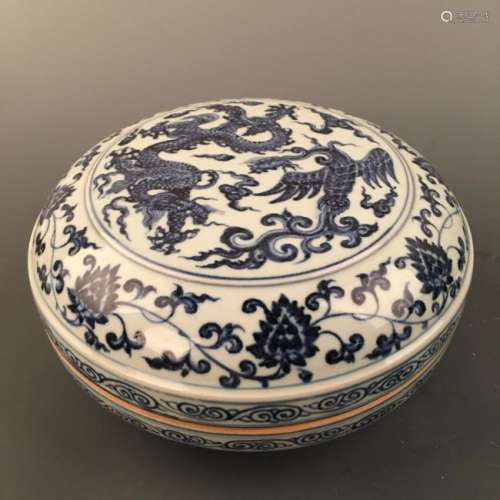 Chinese Blue-White 'Dragon & Phoenix' Round Box and