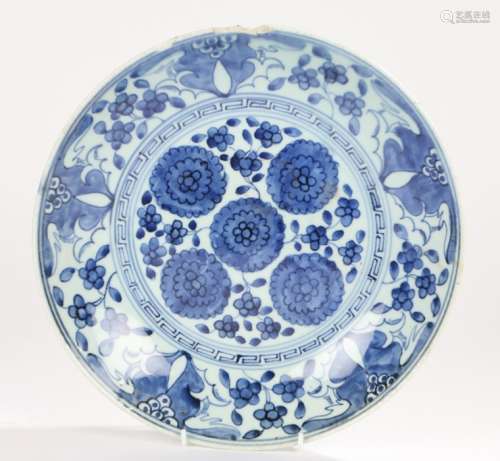 Japanese Edo period Arita porcelain dish, 17th Century, decorated with five flower heads to the