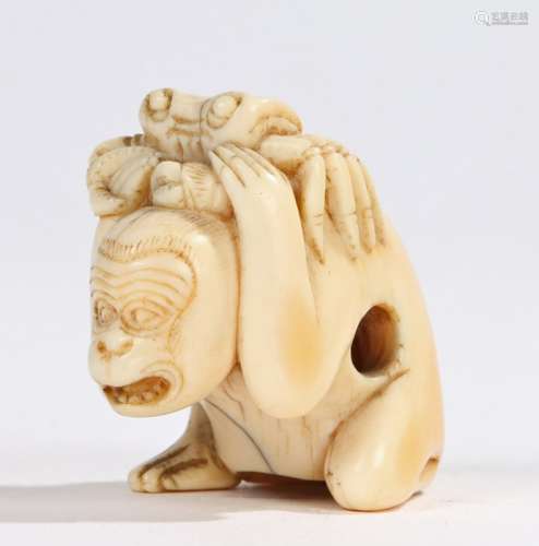 Japanese Edo period ivory netsuke, as a monkey holding a crab above the head, 3.5cm high