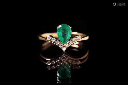 18K EMERALD RING WITH DIAMOND INLAID