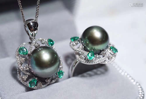 TAHITI PEARL AND EMERALD SET