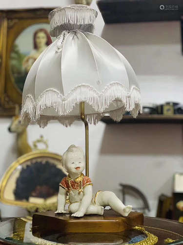 AUSTRIA TABLE LAMP