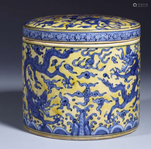 DAMING WANLI NIAN ZHI MARK YELLOW GLAZE COVER JAR