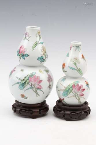 [CHINESE] A PAIR OF ZHONG GUO JING DE ZHEN ZHI MARKED FAMILLE ROSE PORCELAIN VASES IN THE SHAPE OF GOURD(TOTAL 2 ITEMS) W:4
