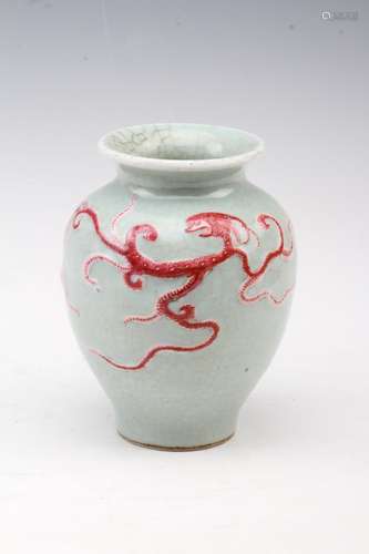 [CHINESE]A QING DYNASTY STYLED CELADON VASE CARVED WITH DRAGON W:5