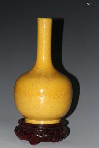 [CHINESE]DA QING KANG XI NIAN ZHI MARKED YELLOW GLAZED VASE CARVED WITH CLOUD AND DRAGON FIGURE W:3.85