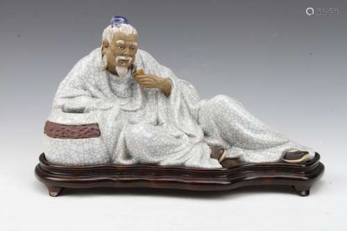 [CHINESE]A LIU GUI CAO MARKED SHIWAN KILN MADE PORCELAIN STATUE OF OLD MAN (WITH STAND) L:13