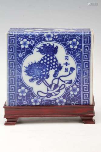 [CHINESE]A BLUE AND WHITE PORCELAIN BALL PLAYING LION ORNAMENT WITH STAND L:4.35