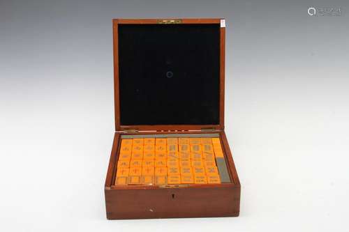 [CHINESE]A SET OF REPUBLIC OF CHINA PERIOD STYLED MAHJONG WITH WOOD MADE CASE L:9.25