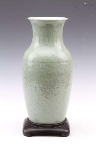 [CHINESE] QING DYNASTY STYLED LONG QUAN KILN MADE PORCELAIN VASE CARVED WITH FLOWER PATTERN W:7