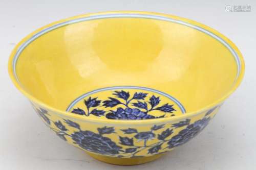 [CHINESE]DA MING XUAN DE NIAN ZHI MARKED BLUE AND WHITE PORCELAIN WITH YELLOW GROUND BOWL W:7.75