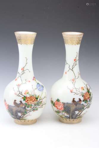 [CHINESE]A PAIR OF YONG ZHENG NIAN ZHI MARKED FAMILLE ROSE VASE PAINTED WITH FLOWERS AND BIRDS PATTERN W:7.75