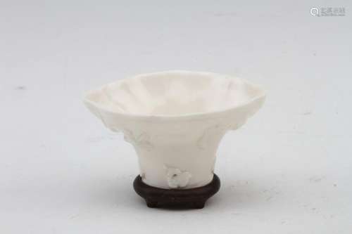 [CHINESE]A QING DYNASTY STYLED WHITE GLAZED PORCELAIN TALL CUP PAINTED WITH LION PATTERN L:4