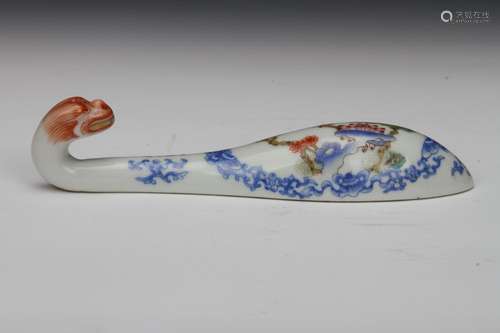 [CHINESE] QIAN LONG NIAN ZHI MARKED DOU CAI PI PA SHAPED DRAGON HEAD BELT HOOK WITH FLOWER PATTERNL:9