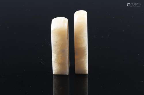 [CHINESE]TWO PIECES OF SEALS MADE BY SHOU SHAN STONE(TOTAL TWO ITEMS AND MEASURE BY THE LARGEST ITEM) L:0.75