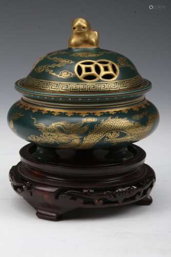 [CHINESE]A DA QING QIAN LONG NIAN ZHI MARKED GREEN GLAZED CENSER CARVED WITH DOUBLE DRAGON PATTERN W:5