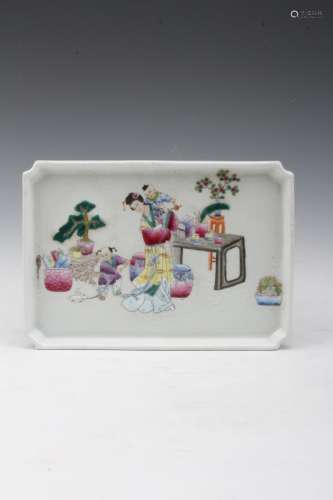 [CHINESE] REPUBLIC OF CHINA PERIOD STYLED FAMILLE ROSE PORCELAIN PLATE PAINTED WITH FIGURES L: 9.35