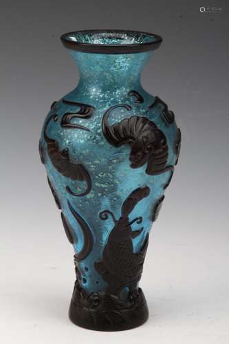 [CHINESE]A QIAN LONG NIAN ZHI MARKED PEKING GLASS VASE CARVED WITH BATS AND LOTUS W:4.3