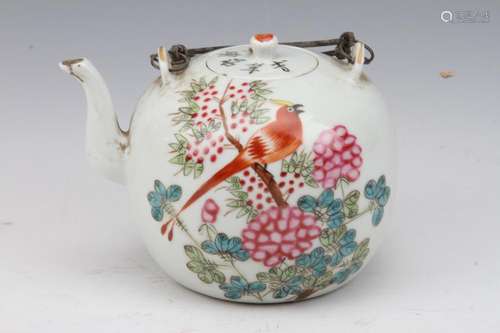 [CHINESE]TONG ZHI NIAN ZHI MARKED TEAPOT PAINTED WITH FLOWERS AND BIRDS PATTERN L:6.1