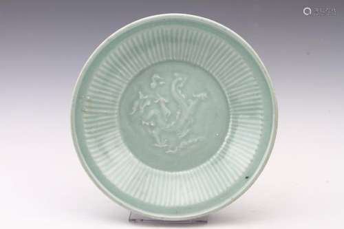 [CHINESE]A MING DYNASTY STYLED LONG QUAN KILN MADE CELADON PLATE CARVED WITH DRAGONS PATTERN L:12