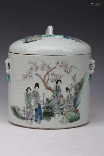 [CHINESE] XUAN TONG NIAN ZHI MARKED FAMILLE ROSE PORCELAIN TEA CADDY PAINTED WITH BEAUTIES BY CHEN BING SHUN L:7.6