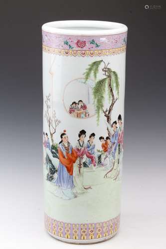 [CHINESE]A FAMILLE ROSE PORCELAIN UMBRELLA HOLDER PAINTED WITH FLOWER AND BEAUTY PATTERN L:9