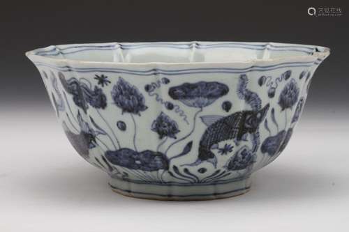 [CHINESE] DA MING XUAN DE NIAN ZHI MARKED BLUE AND WHITE DECAGONAL PORCELAIN BOWL WITH FISH AND ALGE PATTERN W:8.6