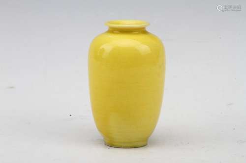 [CHINESE]A QING DYNASTY STYLED YELLOW GLAZED VASE L:2.25