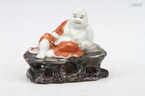 [CHINESE]A 19TH CENTURY STYLED FAMILLE ROSE PORCELAIN BUDDHA STATUE L:3.6