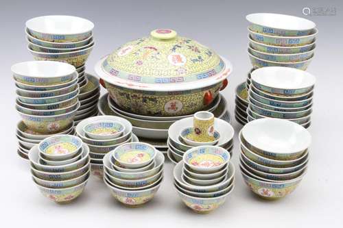 [CHINESE] A SET OF JIANG XI JING DE ZHEN ZHI MARKED YELLOW GLAZED FAMILLE ROSE DINNERWARE PAINTED WITH FLOWER PATTERN (TOTAL 132 ITEMS AND MEASURE BY THE LARGEST ITEM) L:10