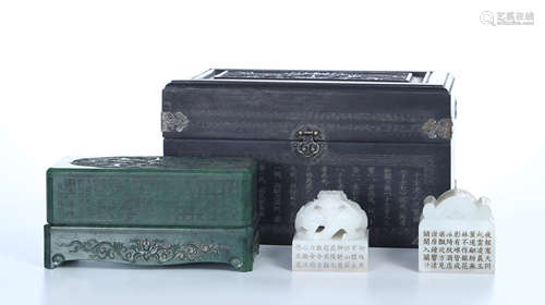 CHINESE WHITE JADE DRAGON SEALS IN SPINACH JADE ROSEWOOD CASE