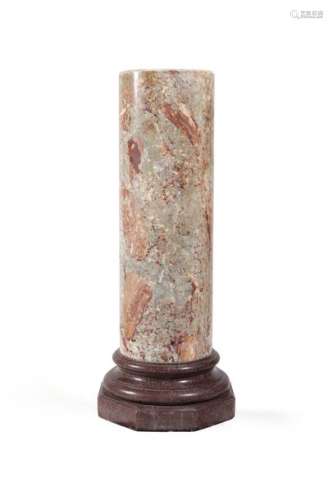 Grande colonne, le fût en marbre brèche rose et le…