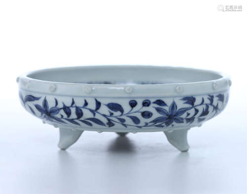 CHINESE PORCELAIN BLUE AND WHITE FLOWER TRIPLE FEET CENSER