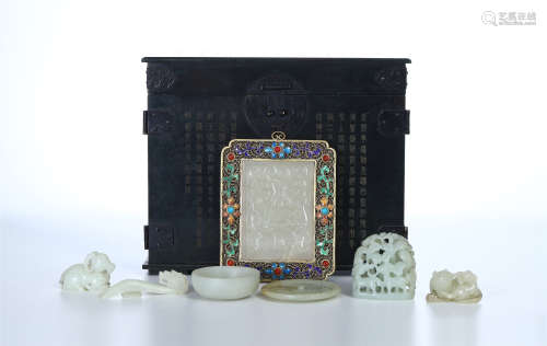 A SET OF CHINESE GILT SILVER MOUNTED WHITE JADE POEM PLAQUE AND SCHOLAR'S OBJECTS IN ROSEWOOD CASE