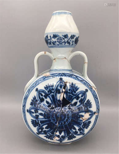 CHINESE PORCELAIN BLUE AND WHITE FLOWER DOUBLE GOURD VASE