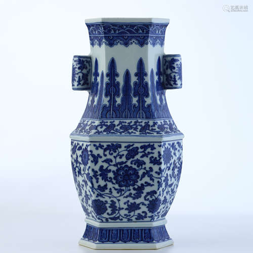 CHINESE PORCELAIN BLUE AND WHITE FLOWER VASE