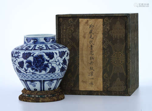 CHINESE PORCELAIN BLUE AND WHITE FLOWER JAR