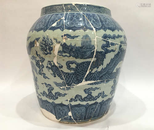 LARGE CHINESE PORCELAIN BLUE AND WHITE DRAGON JAR