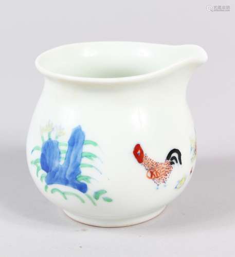 A CHINESE DOUCAI STYLE PORCELAIN POURER / JUG, decoration of roosters and flora, six-character